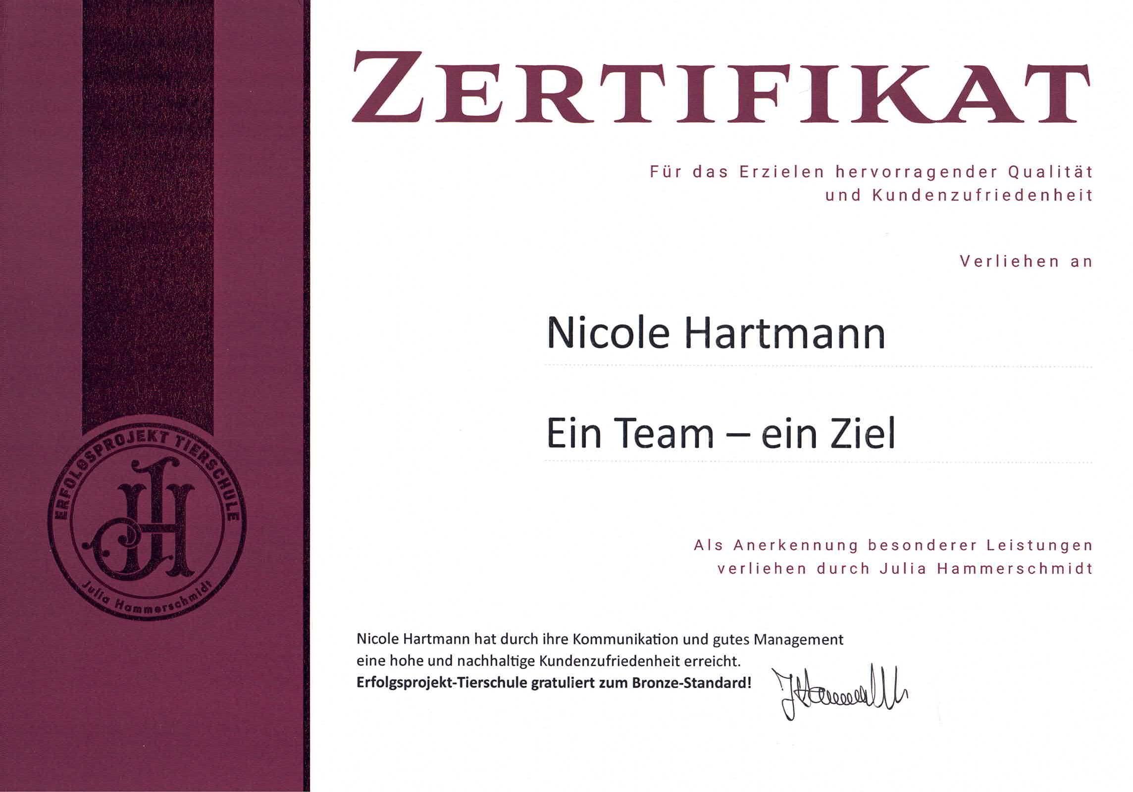 Nicole Hartmann - Zertifizierung Erfolgsprojekt Tierschule by Julia Hammesrschmidt